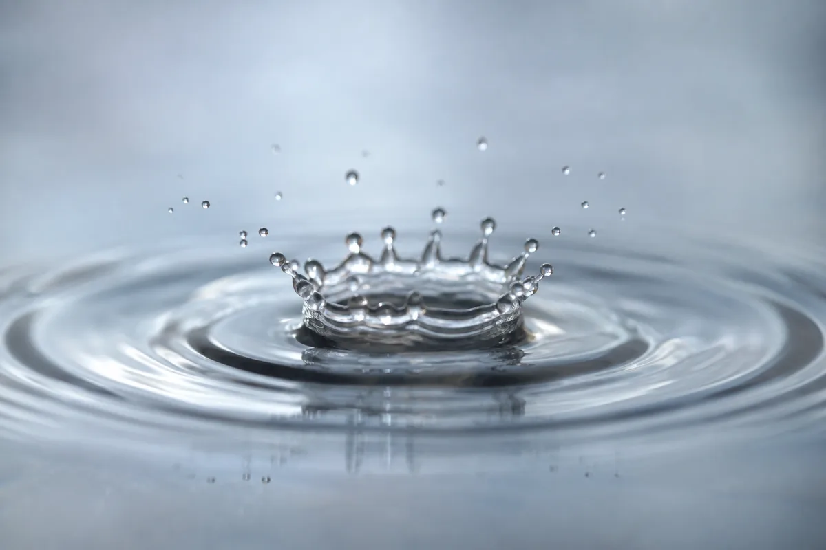 Goutte d’eau formant une couronne à l’impact sur une surface calme